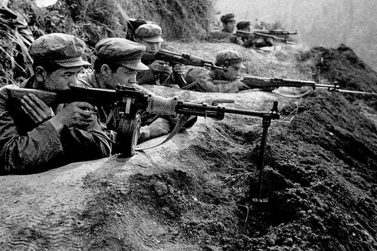 我二伯是一名军人，但现在杳无音信。我亲二伯在1976年的时候去当兵，一开始去重
