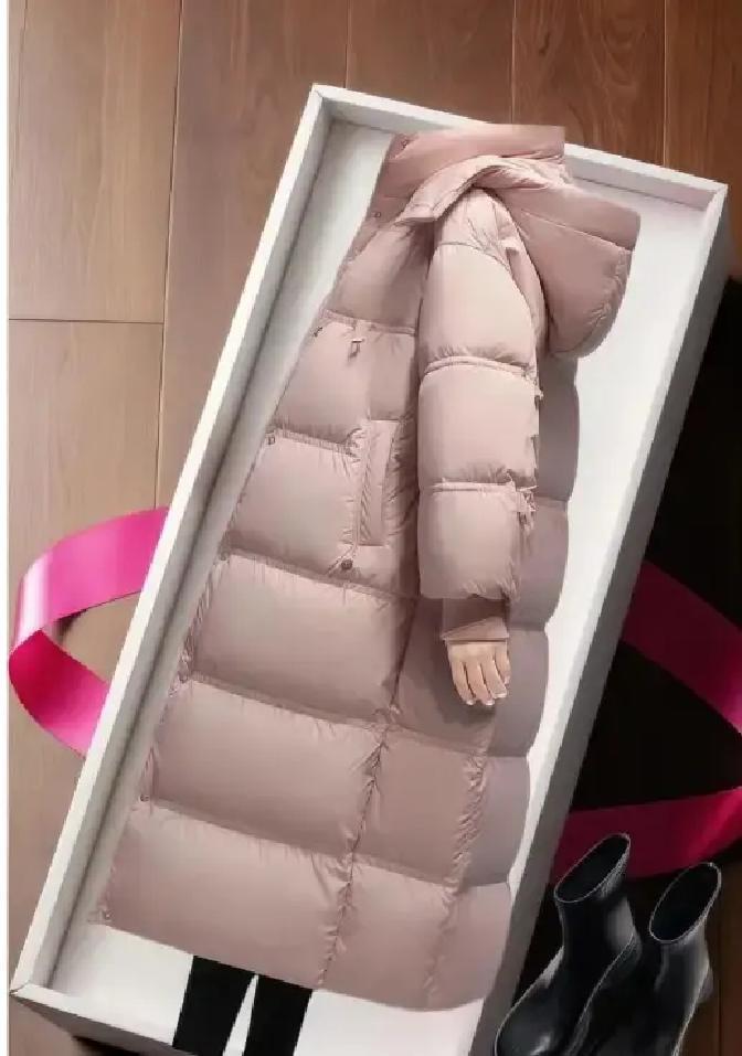 月薪一万二却舍不得买一千二的羽绒服，这事儿在抖音火了。主角拍了三段试穿视频，