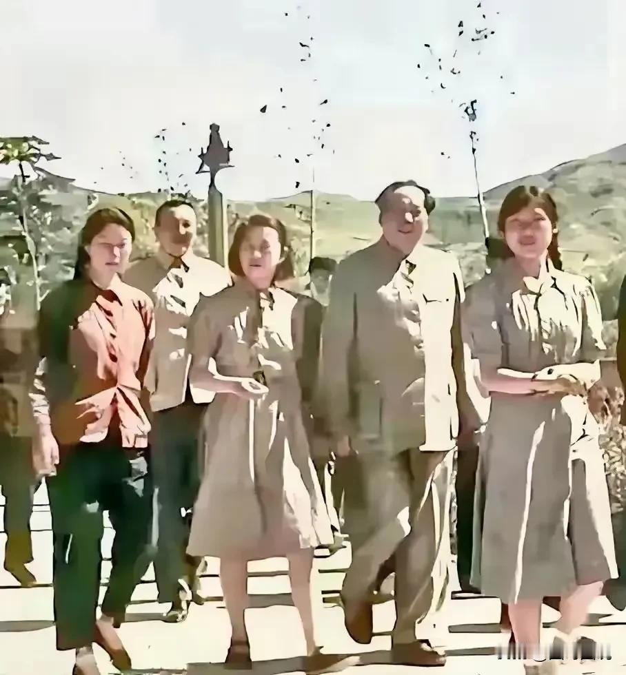 1953年，毛主席带着三个孩子一起游玉泉山，其中两个亲生女儿李敏李纳，另外一个是