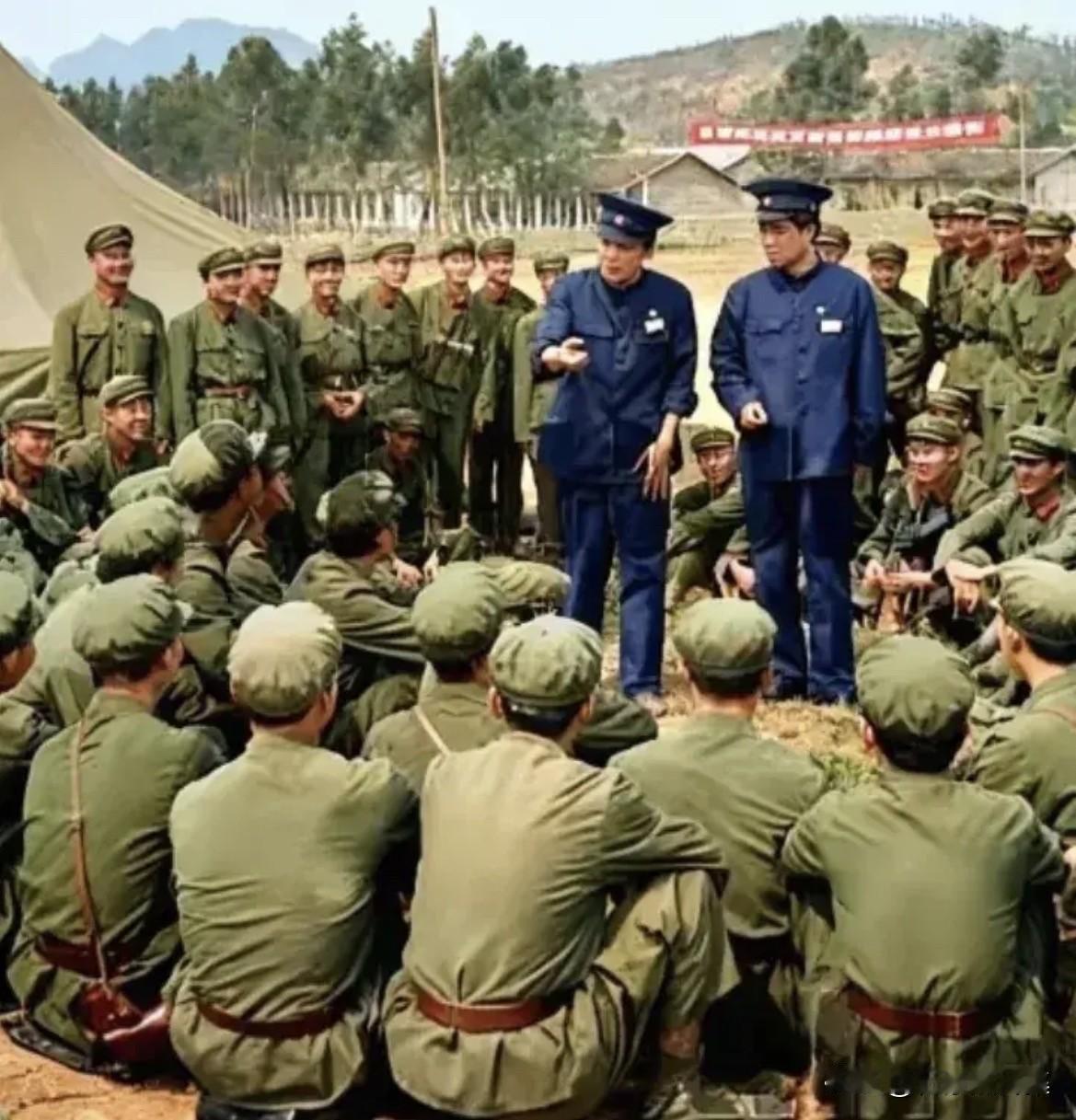 1979年，广西边境解放军某地，相声演员侯耀文与石富宽在硝烟尚未散尽的前线，为凯