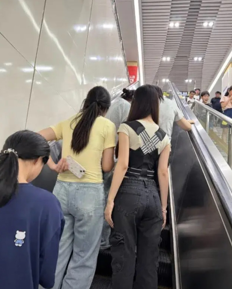 原来驼背和不驼背的区别真的很大，赶紧让你女朋友站直了。