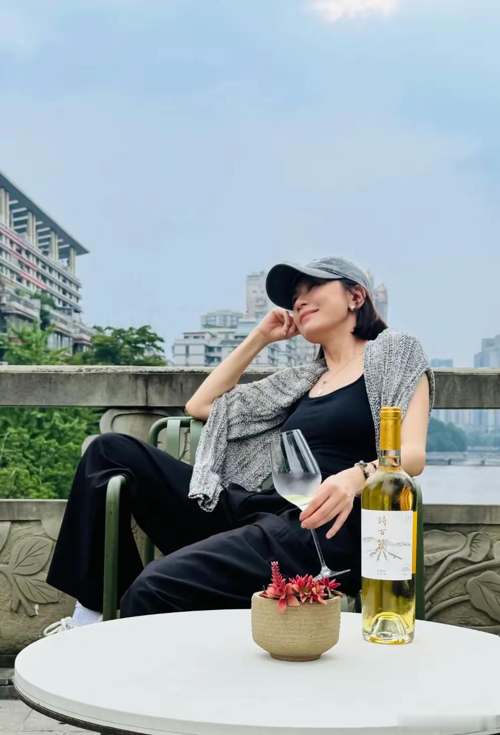 贾静雯晒成都度假照，她坐在廊桥手拿香槟很惬意，修杰楷爸妈也在！！！​​​
