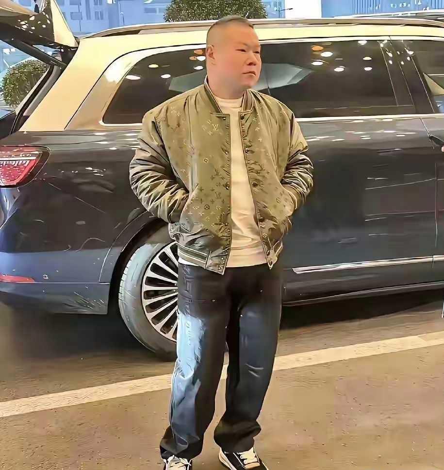 年入过亿，衣着奢华，岳云鹏没在低调！ 穿着LV夹克，价格三万多；脚上的鞋子，价