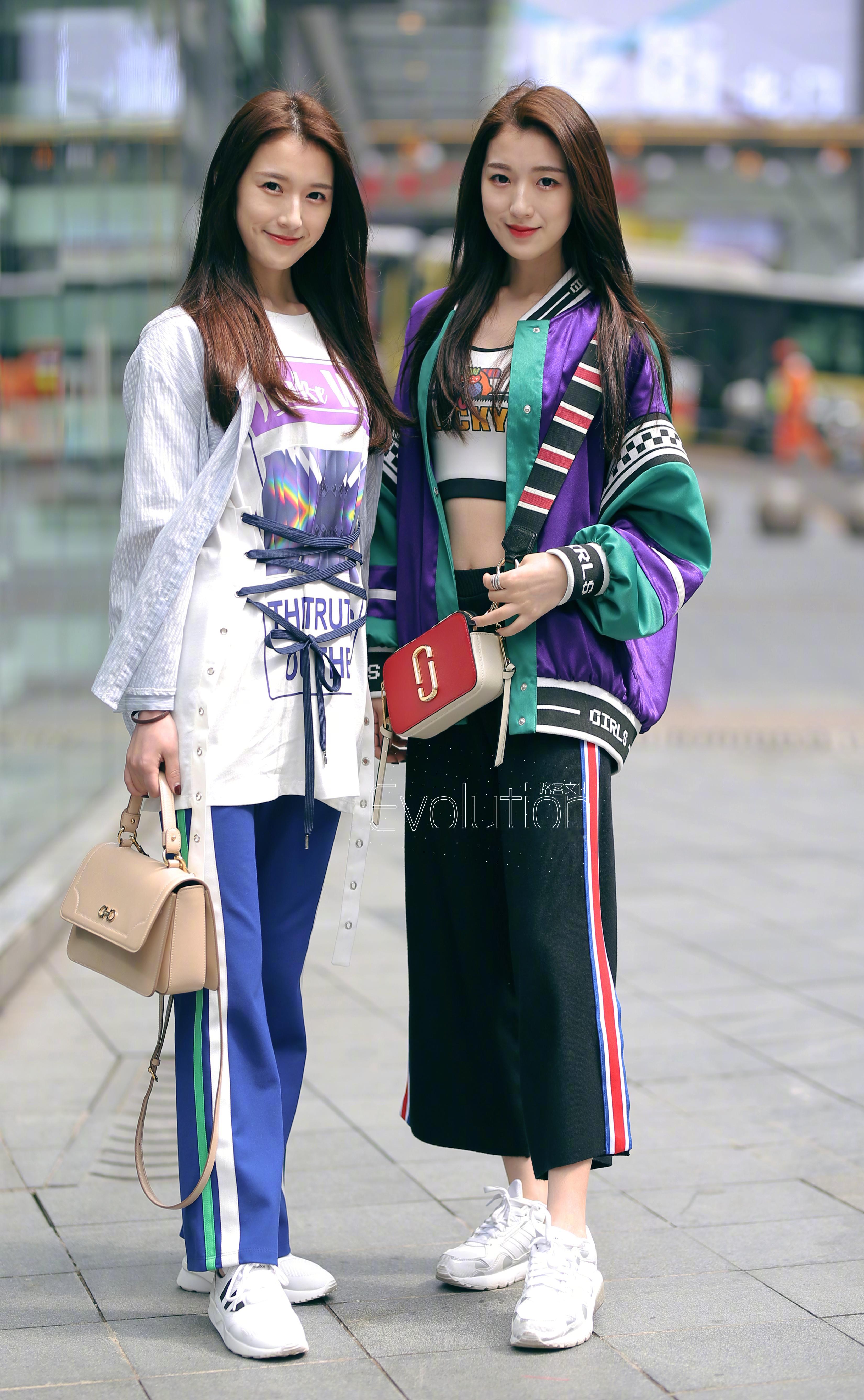 你们是不是以为昨晚那个小姐姐换了两套衣服哈哈哈哈！其实是双胞胎​​​
