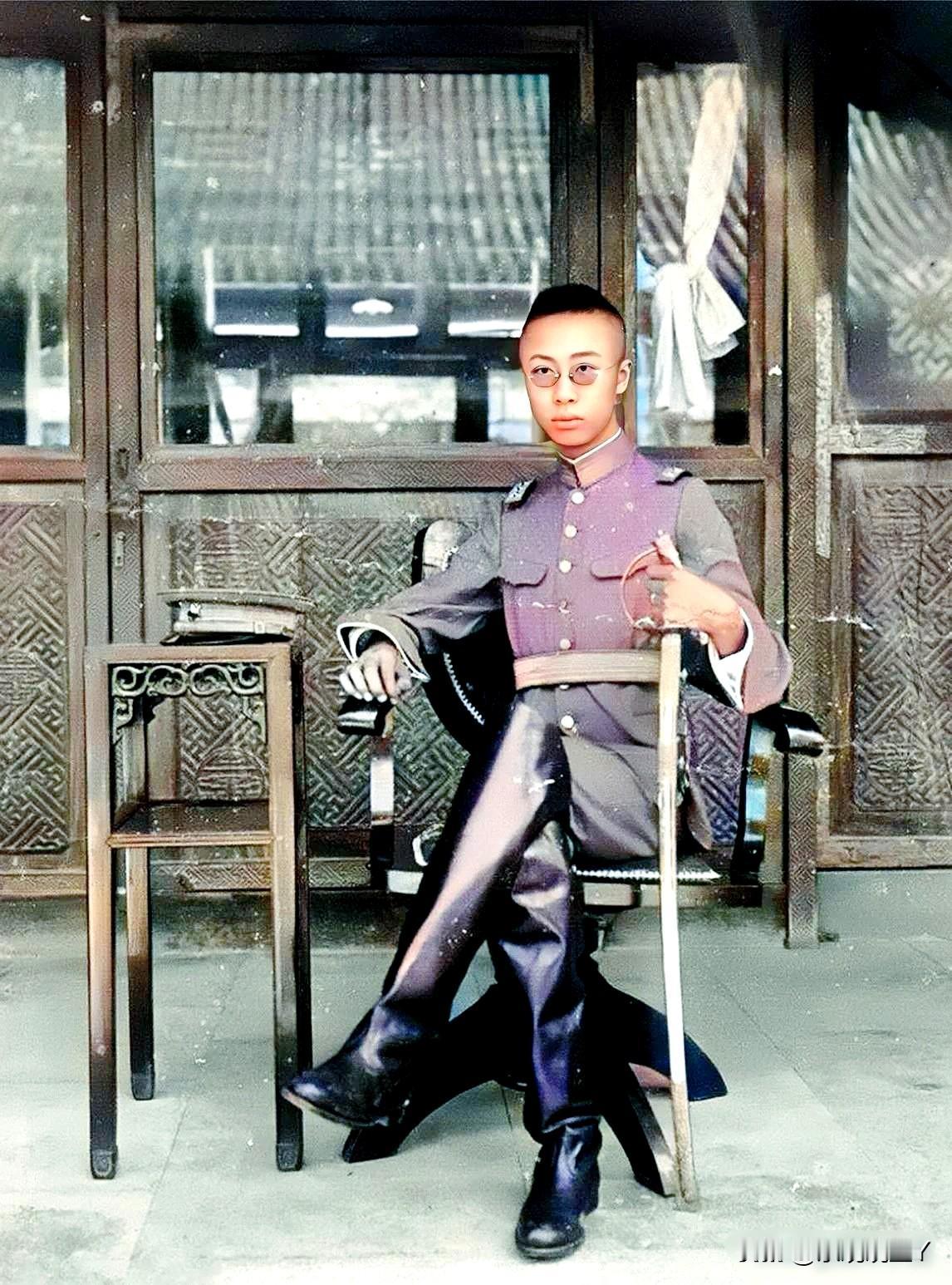 这是溥仪在紫禁城的一张戎装老照片，拍摄于上世纪二十年代初期，这而非演戏，也绝非某
