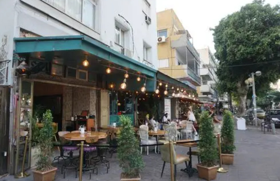 特拉维夫导弹来袭警报拉响，大批以色列人果断冲出饭店逃单，这经济头脑确实令人叹为观