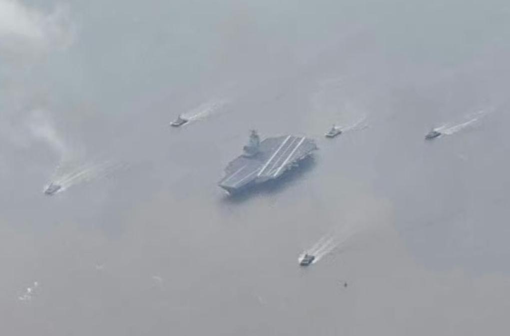 三航母时代近在咫尺？ 2艘052D驱逐舰警戒开道，福建舰过航台湾海峡，台当局
