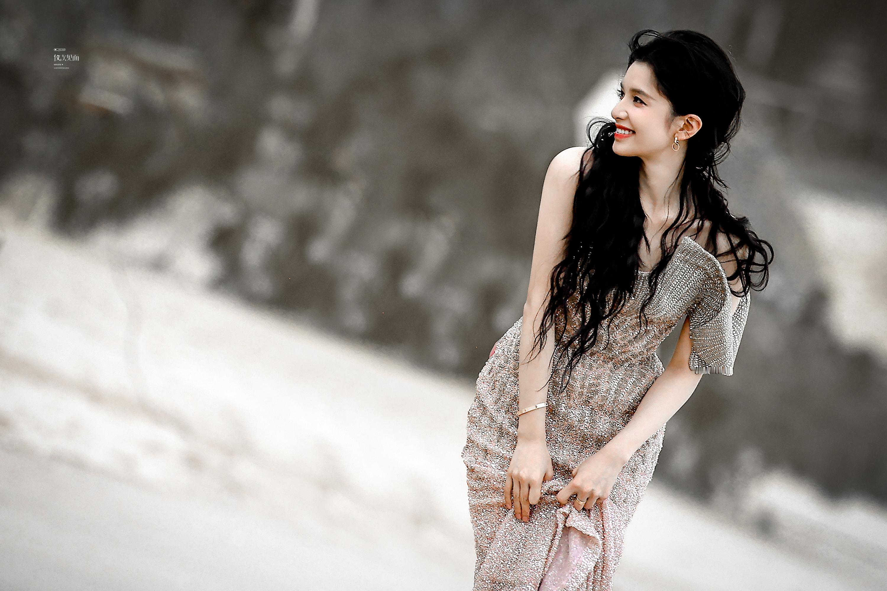 张婧仪ELLE海边外拍路透，好生动的美，是笑起来超级明媚的人鱼公主​