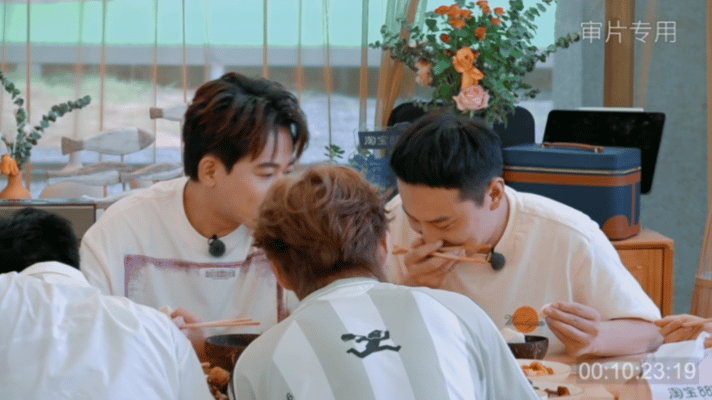 徐志胜在刘涛旁边吃饭有压力徐志胜这辈子的饭，怕是没一顿比这顿更“惊心动魄”的吧?