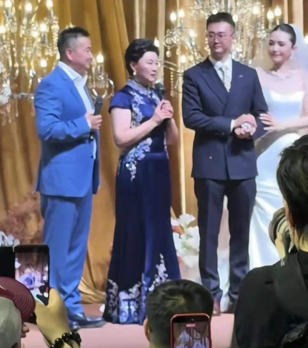 被宋小宝喊了这么多年，赵海燕这次终于长了心眼儿子结婚属实低调赵海燕儿子大婚，这