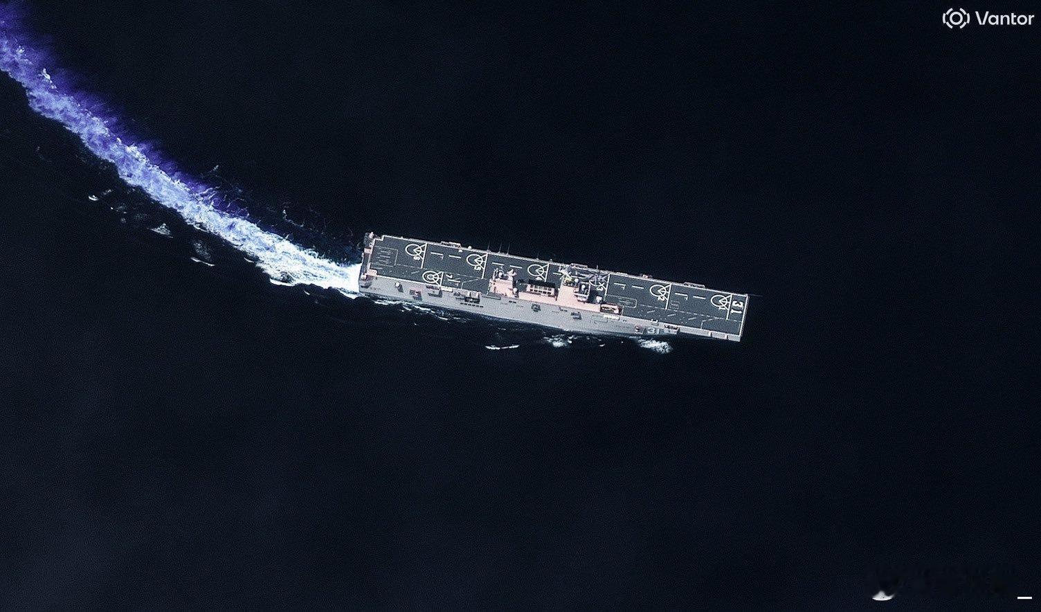 美国一家公司新发布的中国海军舰艇编队图像，相当清晰，都不像卫图，像是航拍。图像显