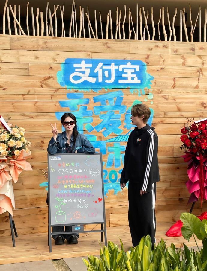 白鹿给亲爱的客栈画的迎宾板白鹿亲爱的客栈路透明媚感白鹿给亲爱的客栈画的迎宾板，