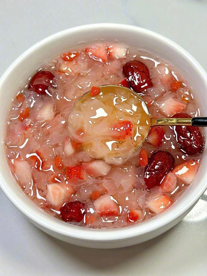 🍓草莓银耳羹✅香甜顺滑，水润又滋养食材：草莓，银耳，冰糖，红枣，枸杞​​​我的