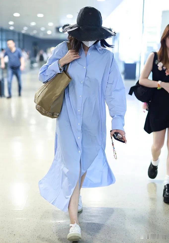 宋佳机场私服真任性！穿蓝色衬衫裙+小白鞋，松弛又随性！