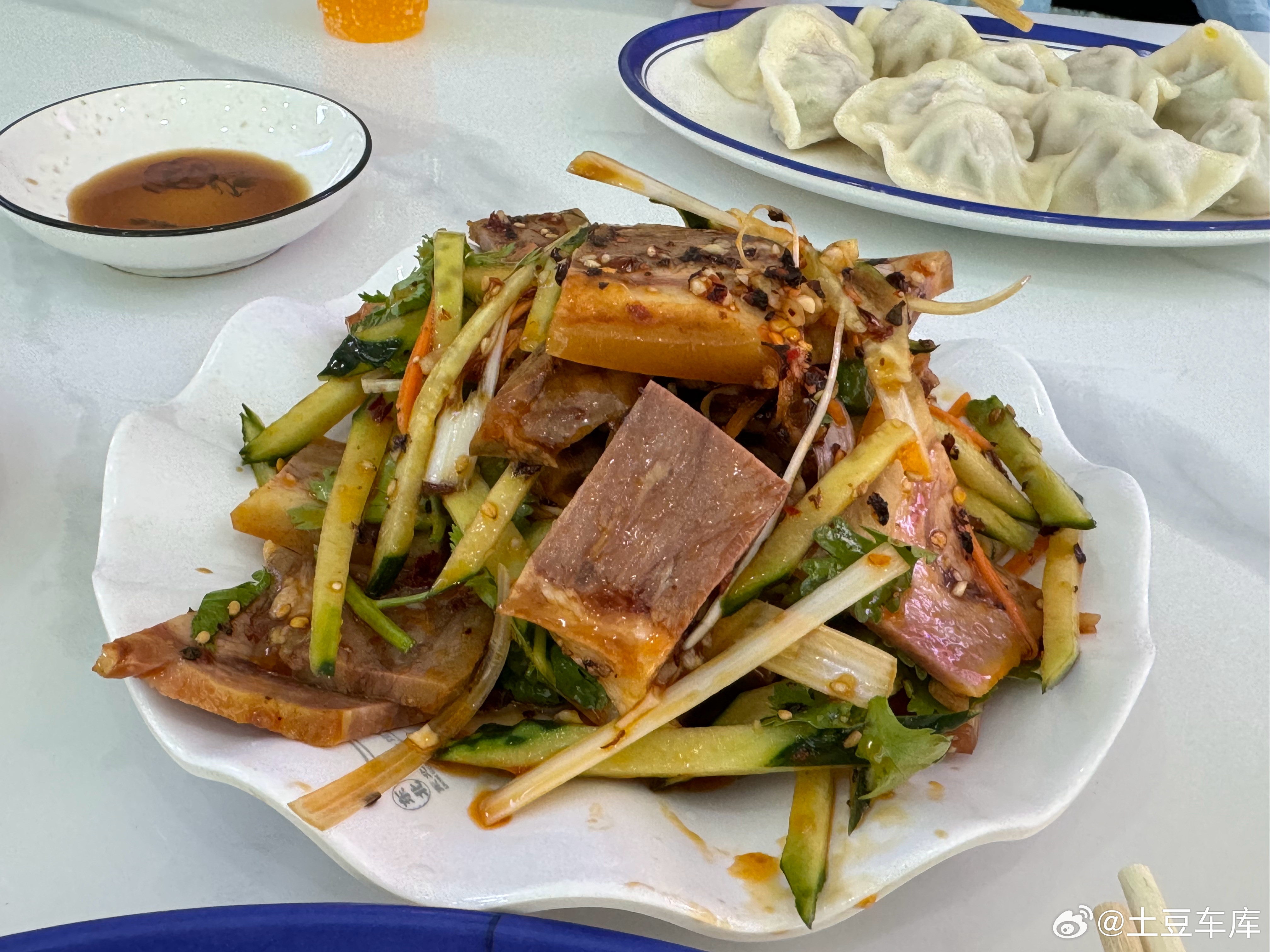 昨晚真的太累了终于睡了一个美觉吃一碗饺子+猪头肉真的太爽了！！！太满足