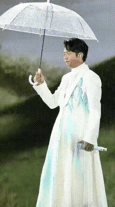 玲花是真性情，天下着大雨，看到曾毅把雨伞扔掉，玲花也把雨伞扔了，她可是女生啊，脸