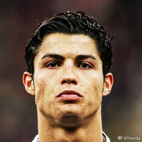 2005年，罗纳尔多取得15个进球和11次助攻。梅西在2005年的数据：3个进球