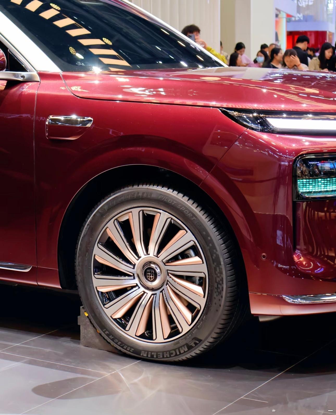 华为乾崑奕境首车命名X9来逛北京车展啦！据说今年是历年来规模最大的一届，真的人