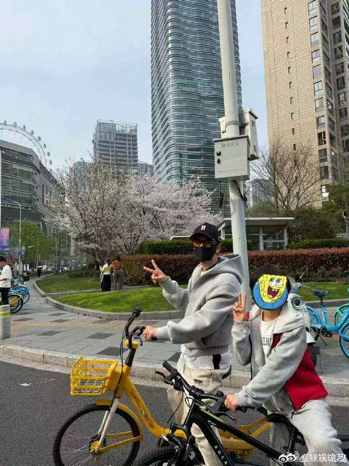 黄晓明晒和儿子春日骑行照黄晓明小海绵骑行照一转眼小海绵长高不少，和爸爸并肩骑行