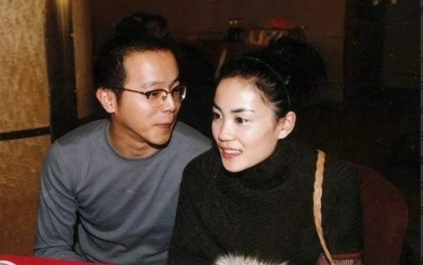 1998年，王菲连夜坐飞机赶回北京捉奸，回到家就撞见了老公窦唯和来不及离开的高原