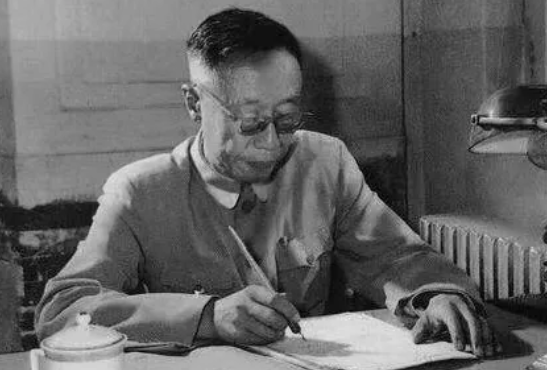 1963年，溥仪在北京街道闲逛，看到一烧饼摊，于是便买了一个，没想到刚吃了一口，