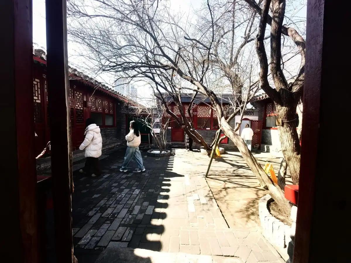 2004年，于波拿出260万，在北京拿下两套连厕所都没有的四合院。那会儿，身边人