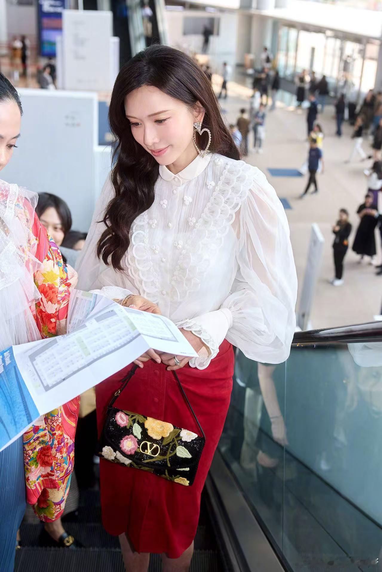 林志玲温柔的底色是善良在节目里耐心开导陪伴小S，温柔的话语安抚情绪，懂得换位思考