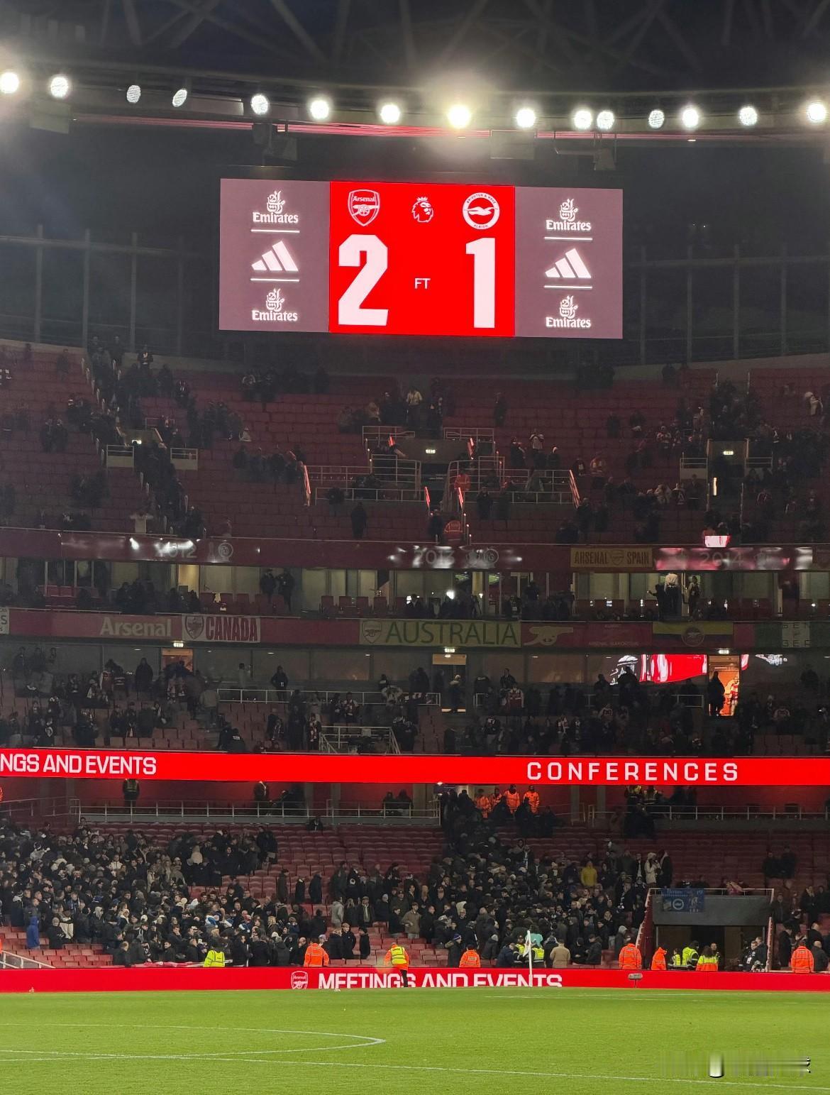 阿森纳是怎么做到后卫线这么厚，伤到人都凑不齐的？对阵布莱顿的90分钟里，右后卫