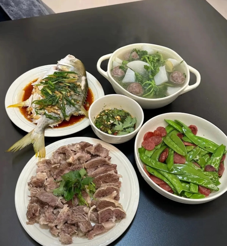 一看这菜系，就知道哪里人吃的，基本一粒辣椒看不到。