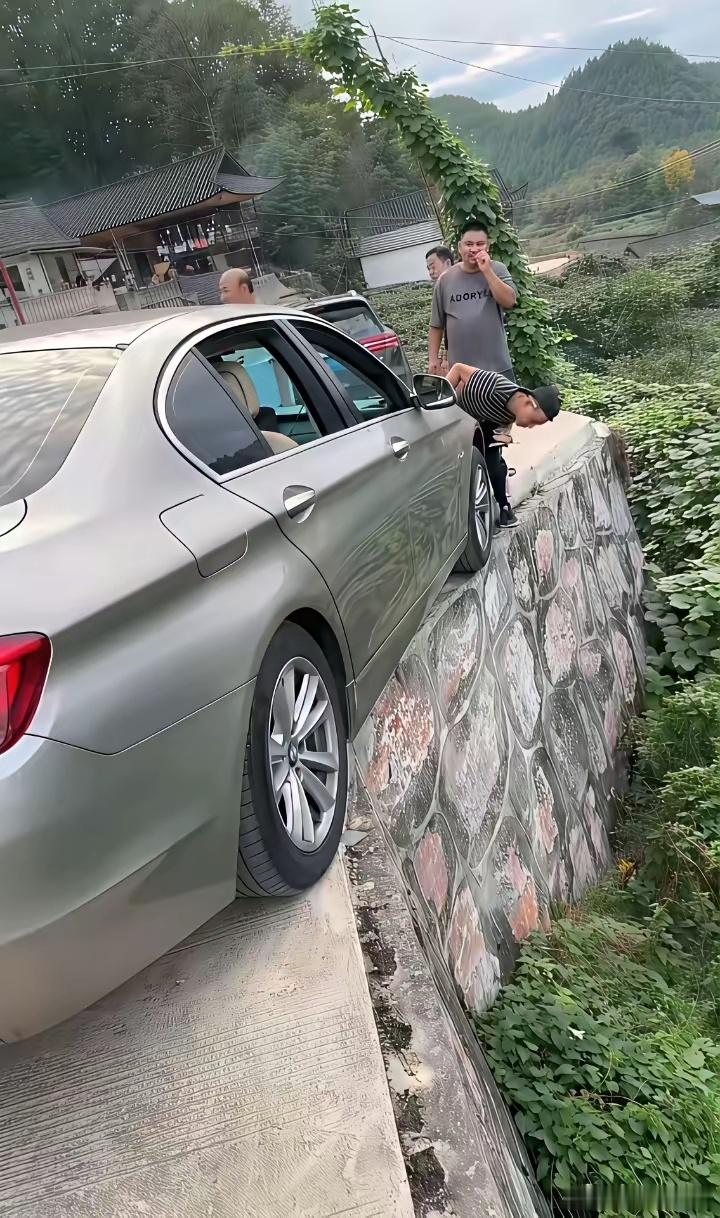 老司机看看，遇到这种情况怎么解决？这宝马车开的太好了！[捂脸哭]​​​