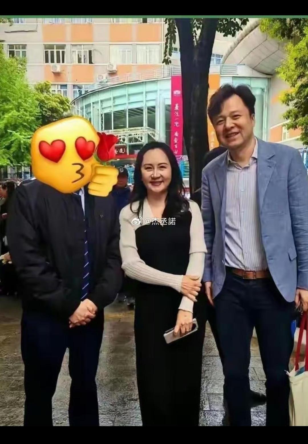 姚安娜的姐姐孟晚舟是个长的端庄大方的美女，其实她老公长的也很好看！无意刷到孟晚