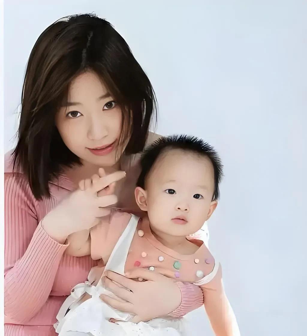 黄一鸣的人生观，及时行乐。黄一鸣爱给女儿闪闪买衣服，所买衣物价值不菲。黄一鸣说