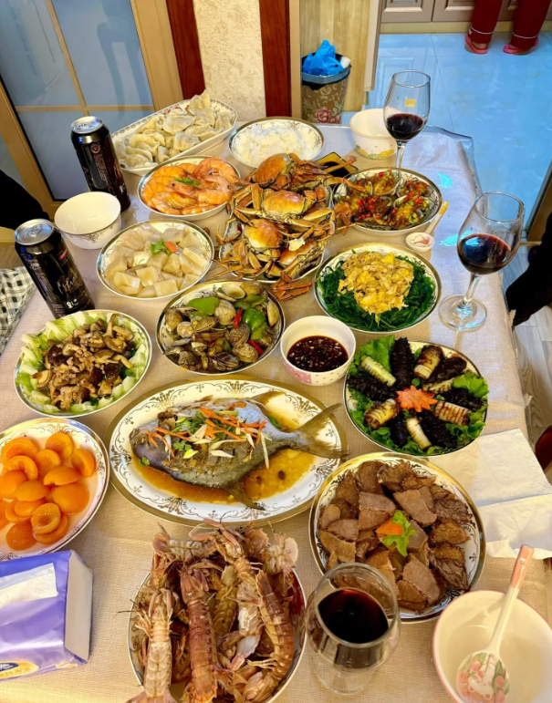 到福建泉州的婆婆家，这一桌海鲜美食让我垂涎三尺。