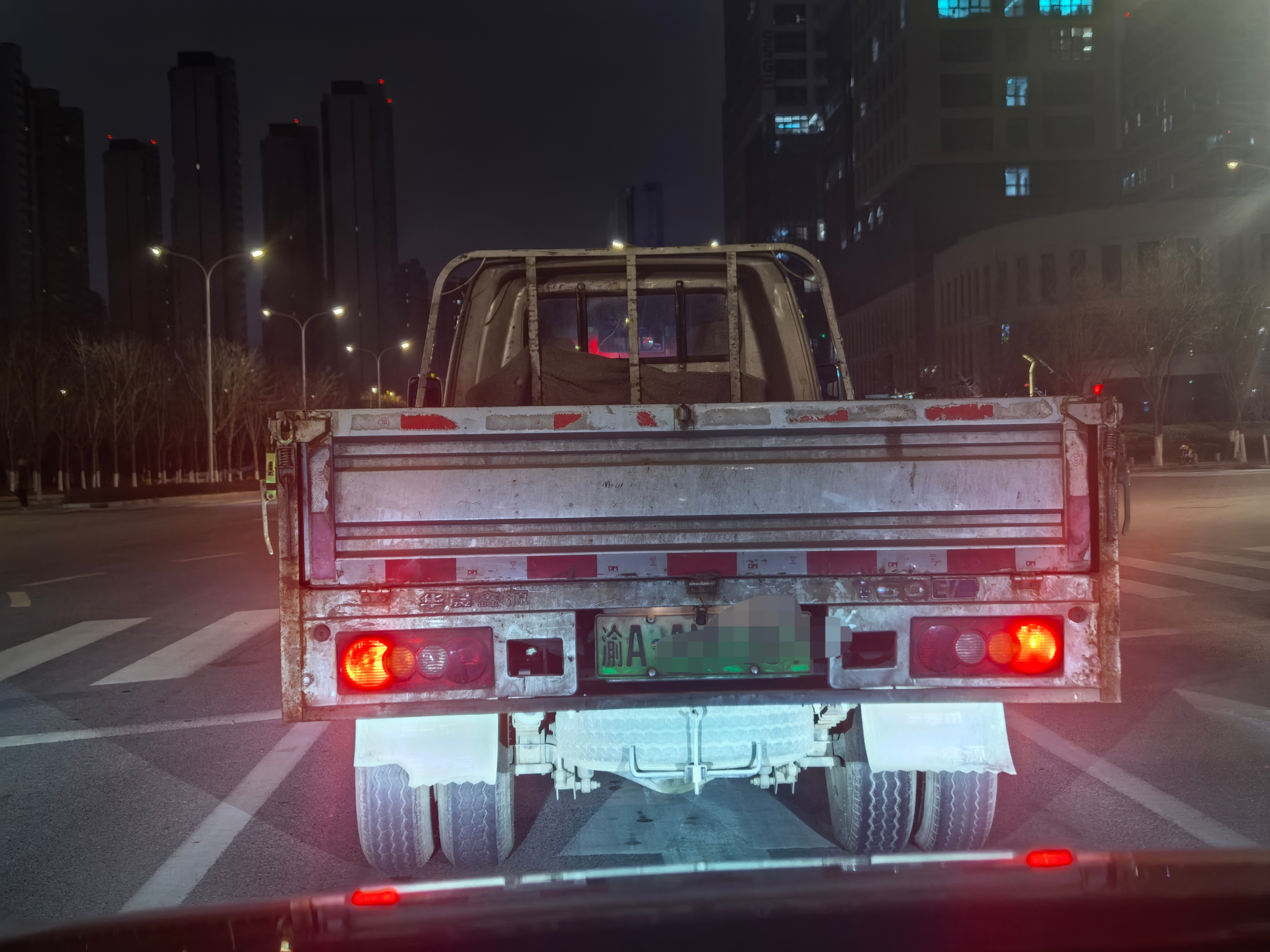 路上等红绿灯，偶遇一辆渝A牌照的货车，居然挂着新能源车牌，还是A开头的纯电动车型
