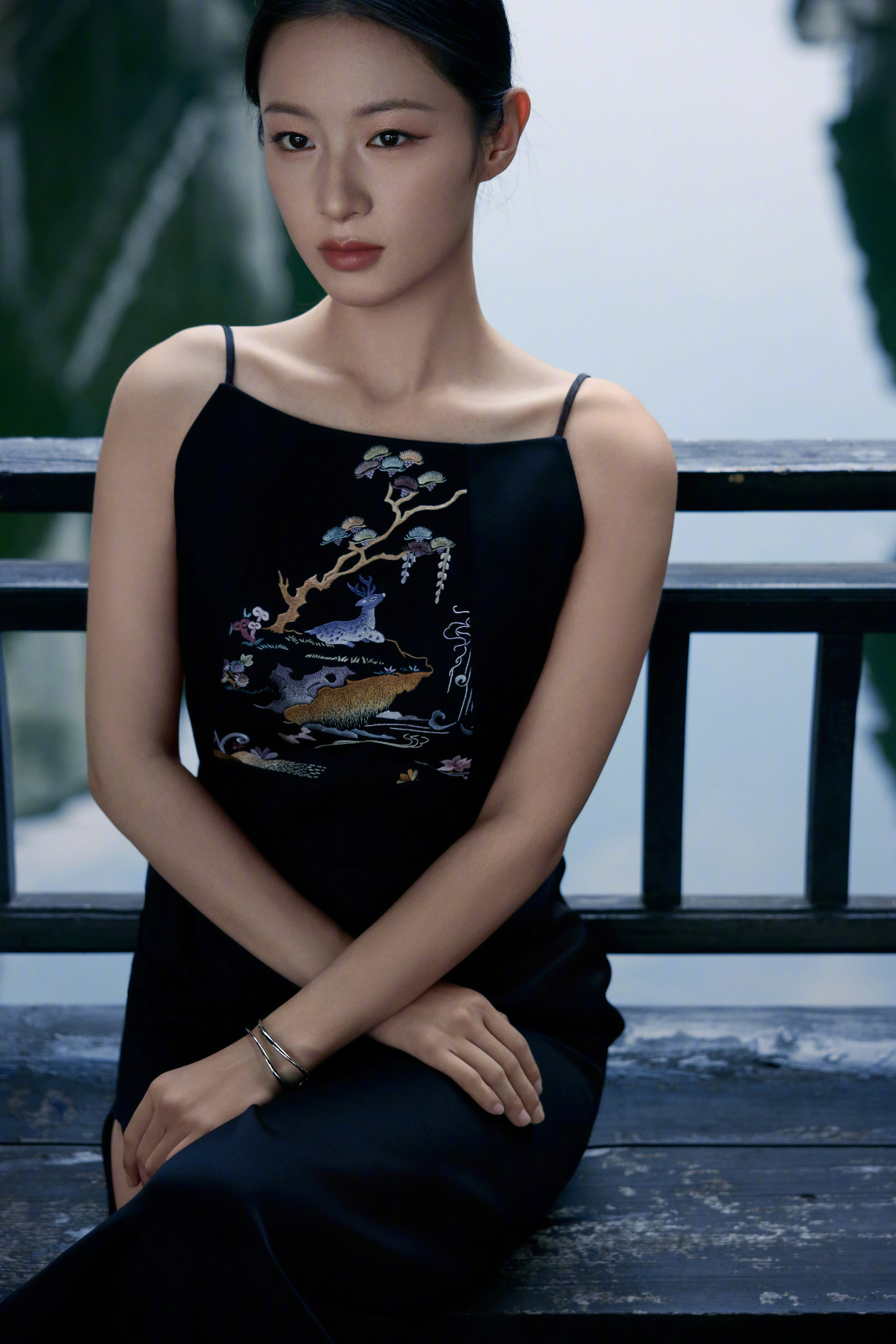 李嘉鑫出席吴天明电影展活动的最新写真一个字，绝‼️乌黑秀发搭配带有精致刺绣的新中