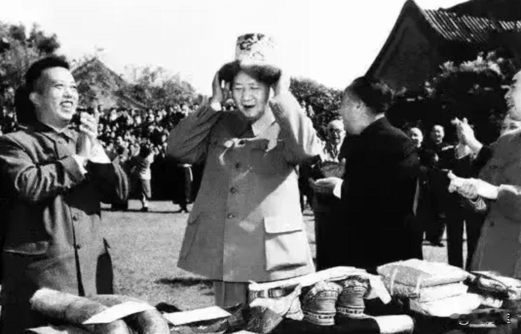 看着这么呆萌的毛主席，连朱老总、周总理和刘亚楼都忍不住笑了！就连远处大合唱的人们