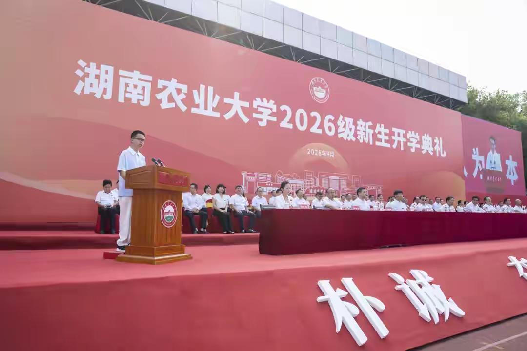 医科大学就是牛，这沙发是定制的还是从办公室搬出来的？