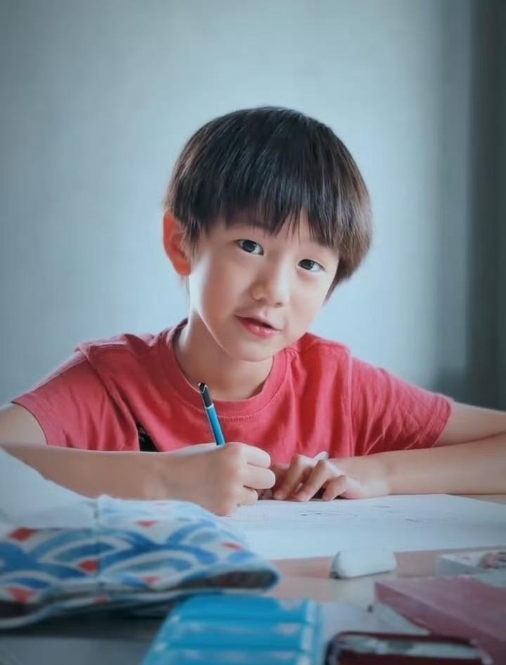 黄磊九岁小儿子正脸照曝光！！！小朋友的五官轮廓和黄磊好像啊。但是他们两口子以
