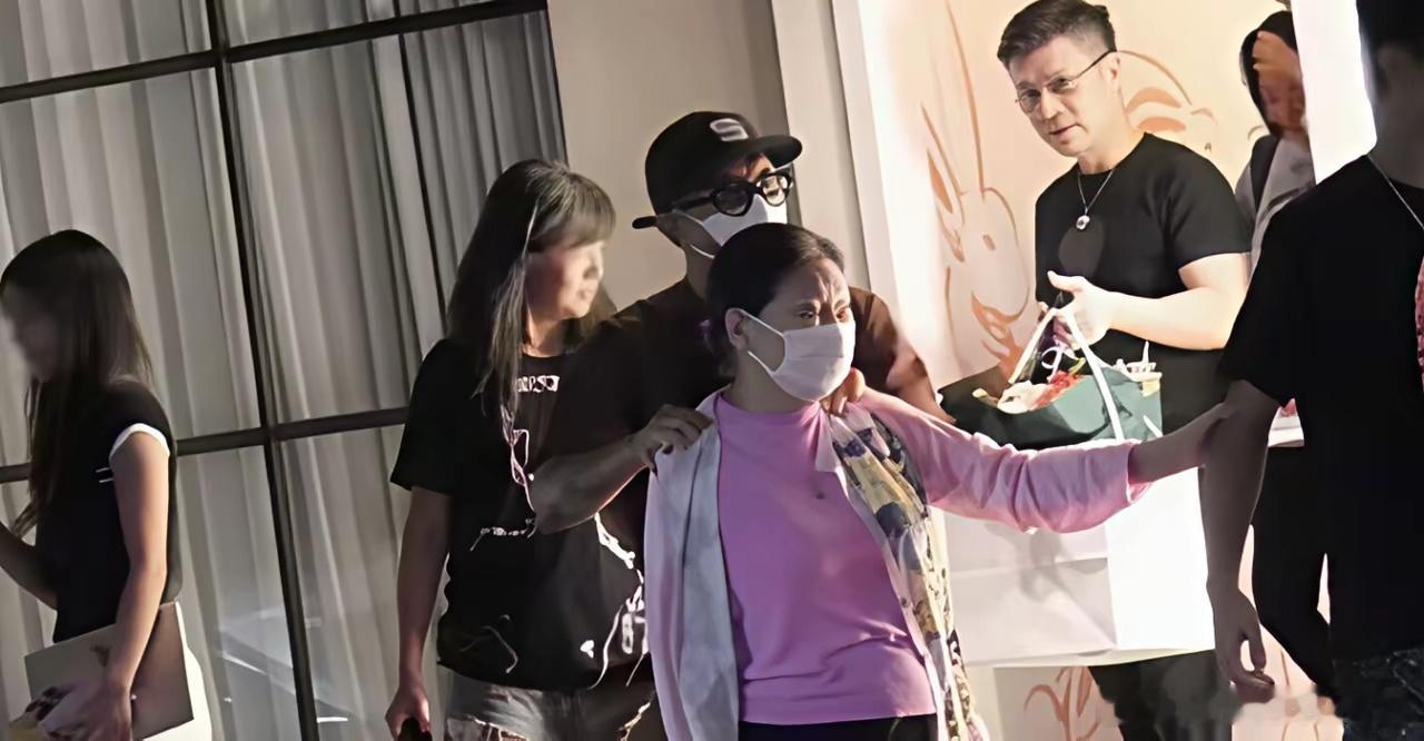 小S全家现身庆功宴，照片流出后，啪啪打了很多人的脸。​这次聚会，除了大S，几乎所