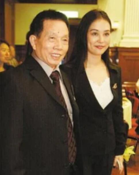 2001年某晚，香港知名武术指导刘家良因思念妻子，决定偷偷回家给她一个惊喜，没想