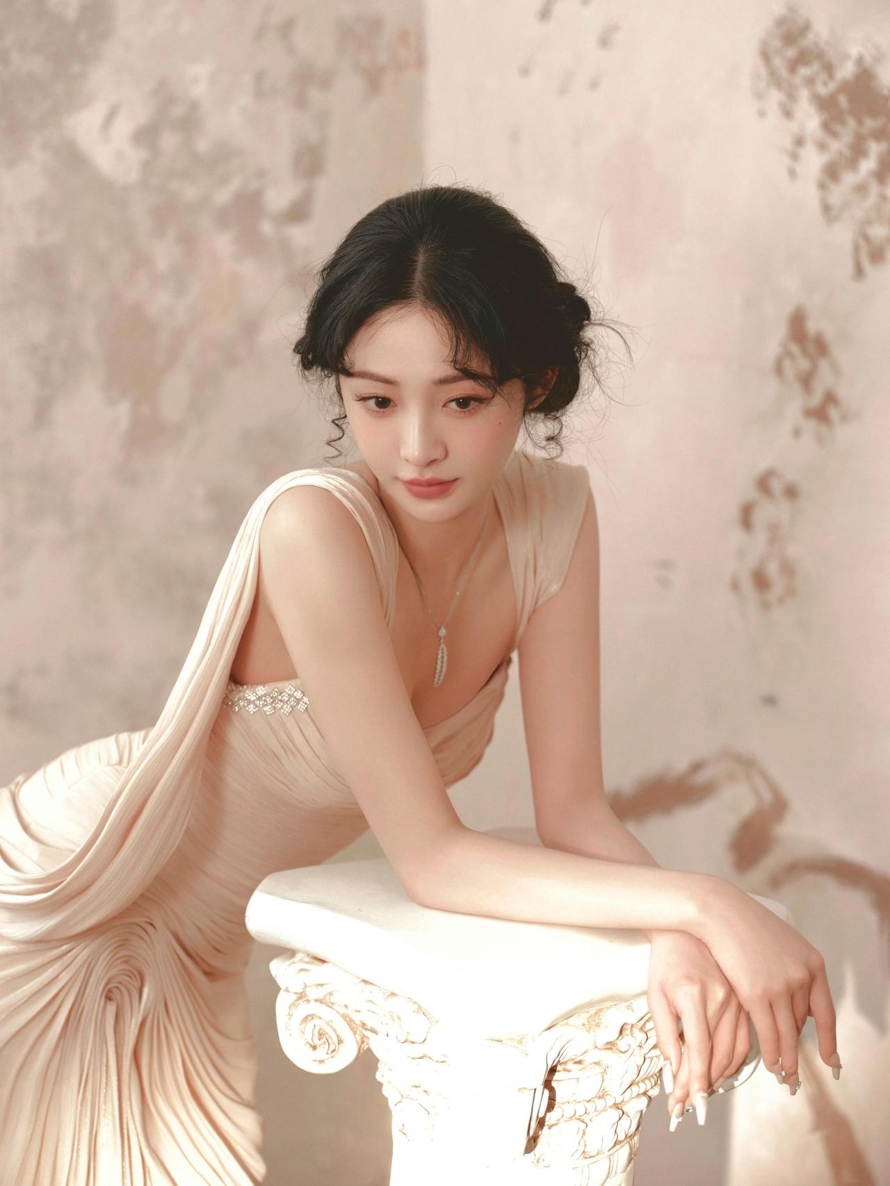 周洁琼把星光串成网蒙住眼睛也能听见风里的回声浅粉的绸带，系着半片月光