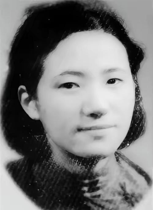 1934年，新婚第1天，作家苏青就撞见丈夫与表嫂在一起调情，她隐忍不发，接连生下