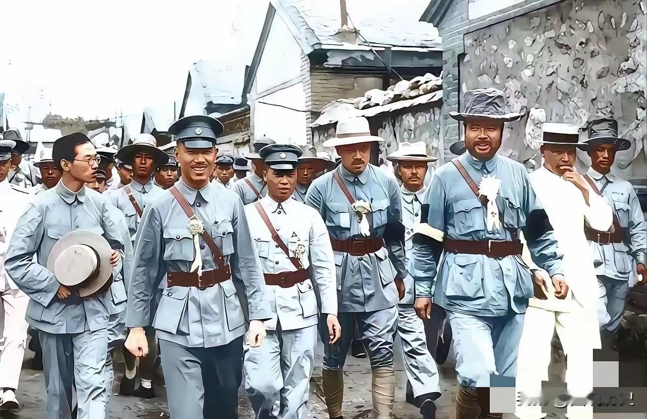 北伐胜利了这张老照片拍摄于1928年，北伐胜利后，北伐首领一起在北京南口的一