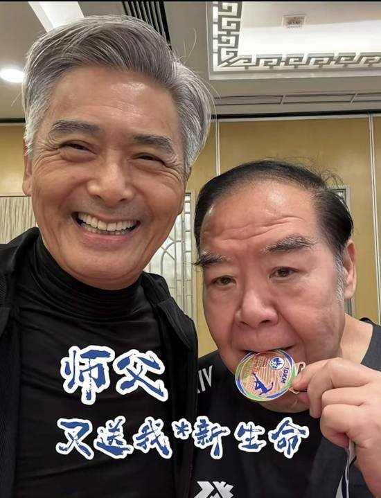 【75岁肥猫郑则仕东莞火锅店被偶遇】肥猫郑则仕东莞吃火锅被偶遇据HK01报道，现