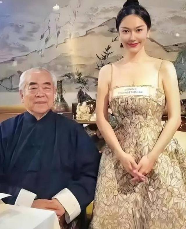 87岁范曾婚后一年尽显老态，小50岁娇妻仍容颜娇俏，一代书画大家的艺术与情路耄