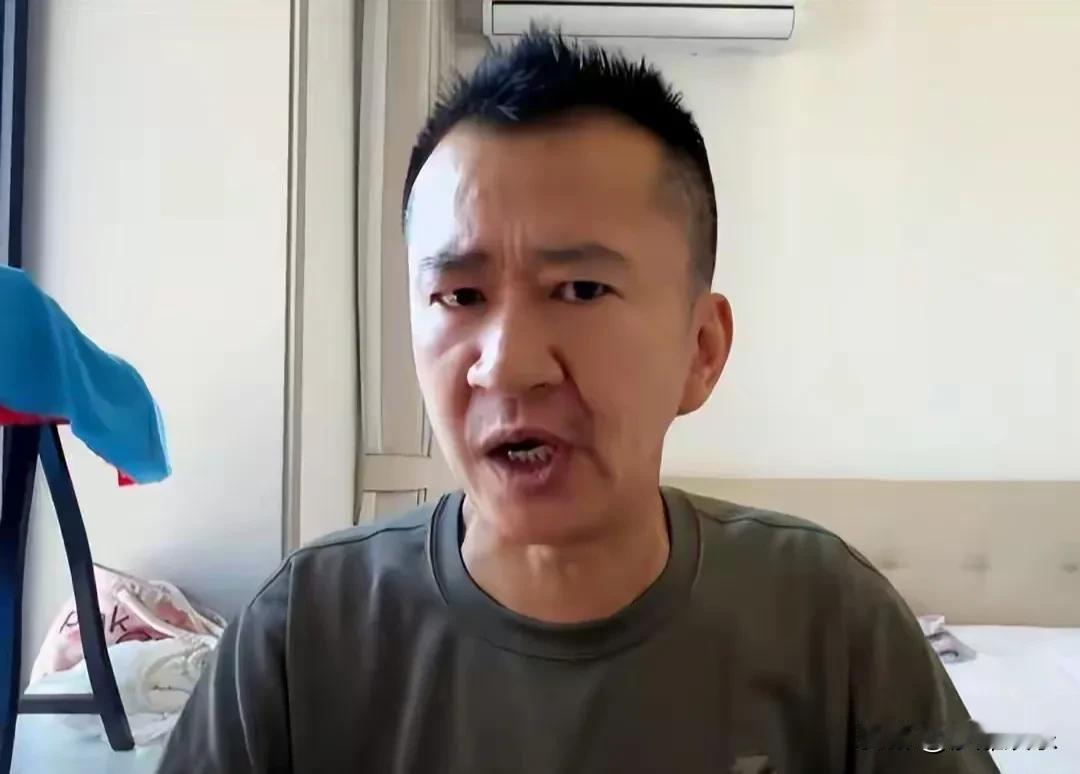 演员李嘉明，批评周星驰电影带来的后果来了！7月22日，演员李嘉明最近愁容满面地