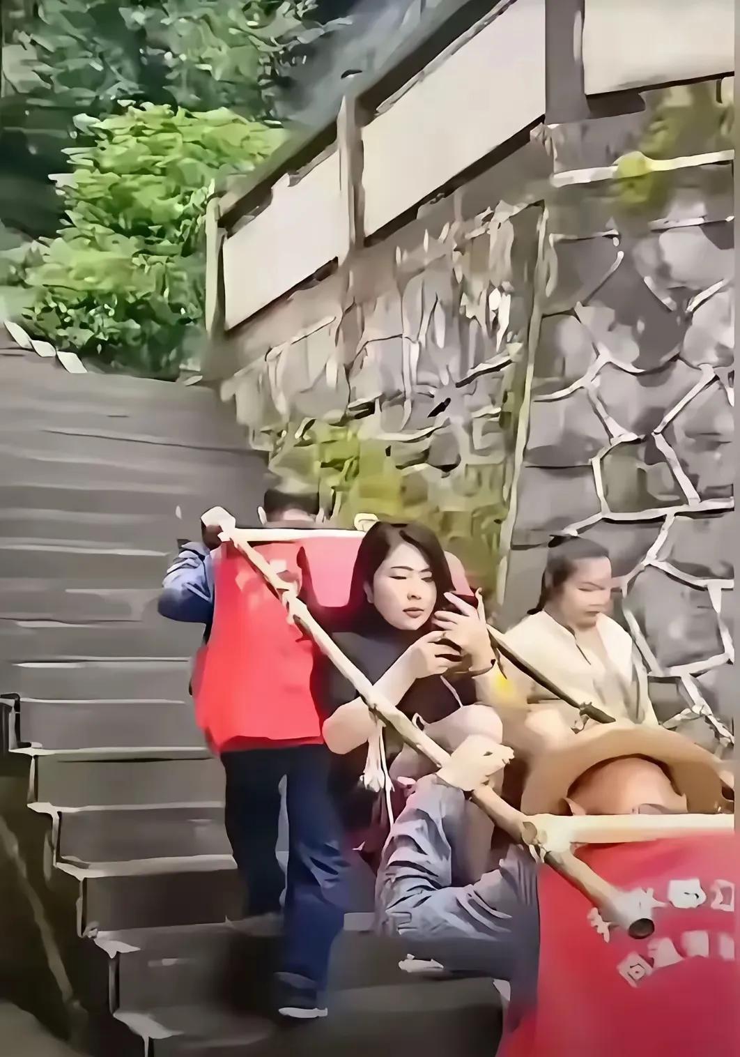 景区里爬山，你会坐着上山吗？现在很多的景区，山高路远的，都有坐上竹竿抬上去的