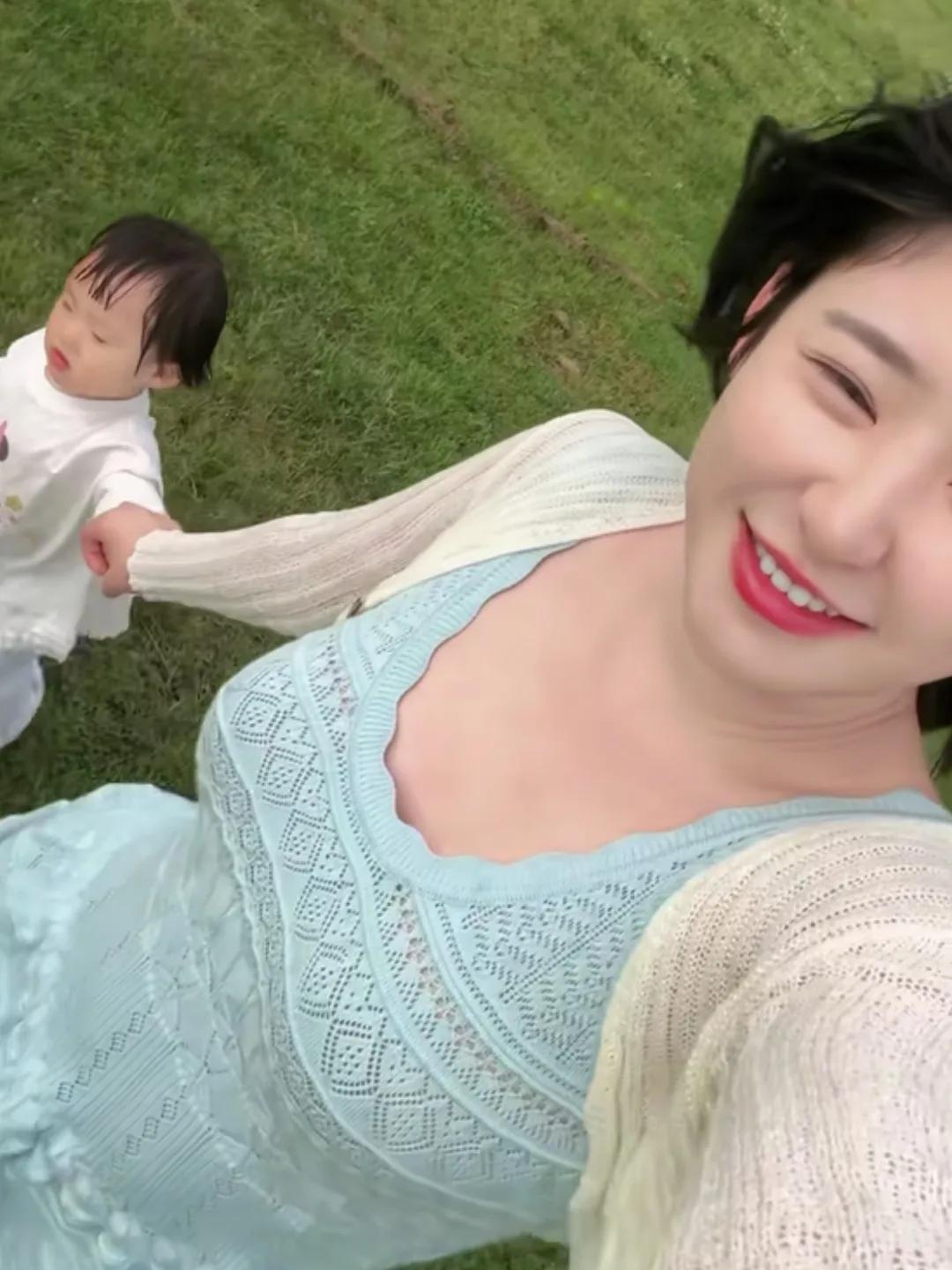 一转眼，王思聪女儿闪闪这么大了，长得越来像爸爸和爷爷了。还是很佩服黄一鸣，她算是