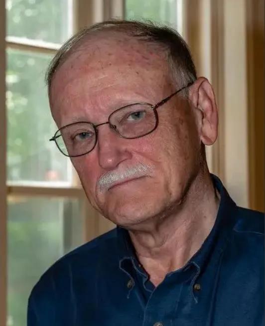 美国历史学家阿尔弗雷德·麦考伊称，美国是一个正在衰落的帝国。而且根据他的说法，如