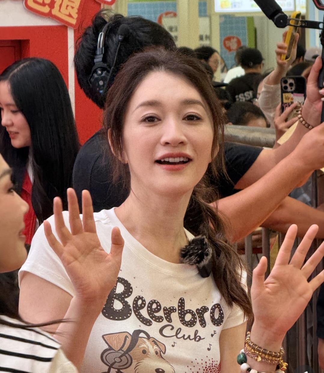 上海亚宠展上偶遇李小冉，娱乐圈公认的大美女确实名不虚传，她的脸长得倒不是特别漂